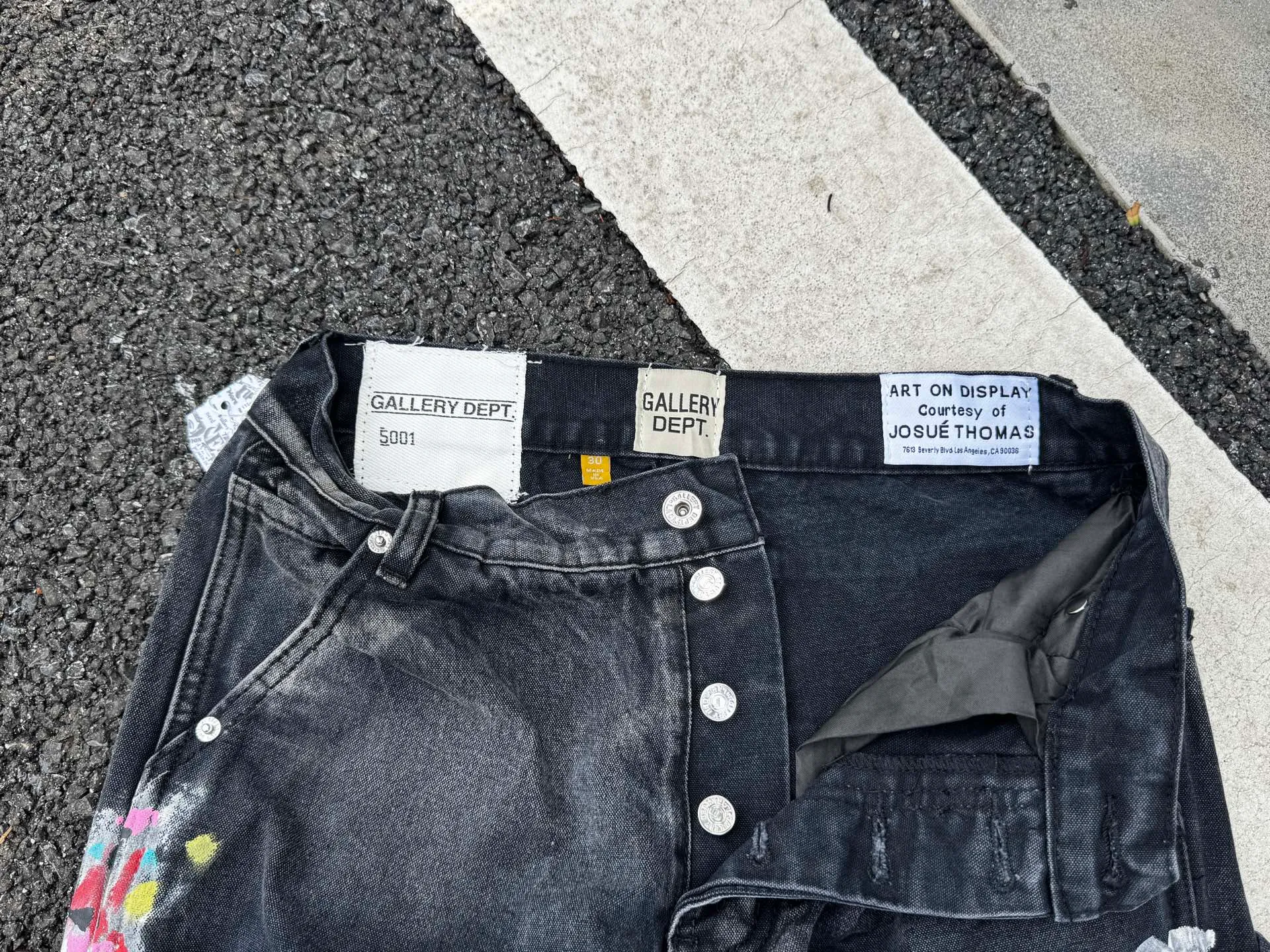 P250💰G95 GALLERY DEPT. Spliced ​​patches, ink-splashed denim bell-bottoms, washed distressed spliced ​​jeans, denim washing factory. During the process, the owner of the washing factory helped introduce a boss who once worked at the Levi OEM factory and then started his own business. This also paved the way for the following styles. Therefore, Levi's remodeled single product for the base plate is really familiar. Whether it is the fabrics supplied or the lathes used in production, there is nothing to choose from. -Color: Black -Size: S-XXL (corresponding to 28-36)